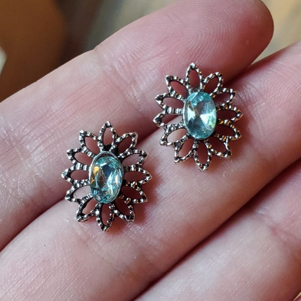 NWOT Baby Blue Flower Stud Earrings - Picture 4 of 5